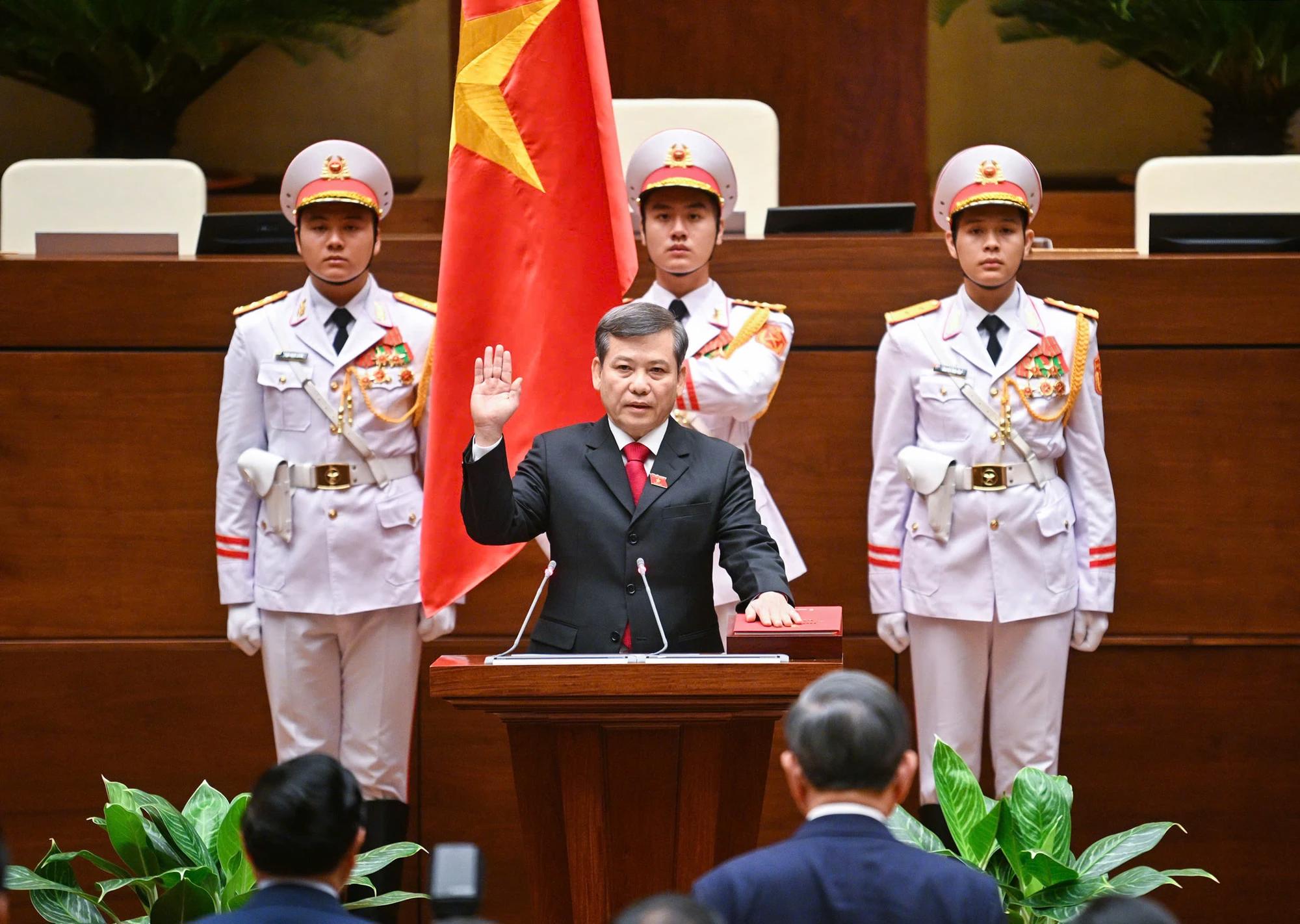 T&acirc;n Ch&aacute;nh &aacute;n TAND Tối cao L&ecirc; Minh Tr&iacute; tuy&ecirc;n thệ nhậm chức. Ảnh: PHẠM THẮNG