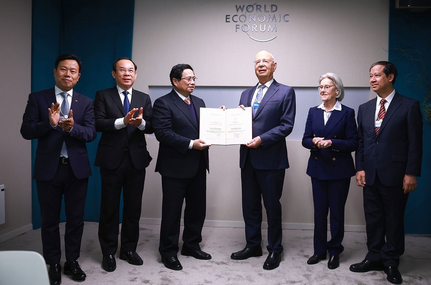 Thủ tướng Phạm Minh Ch&iacute;nh trao bằng Tiến sĩ danh dự cho Gi&aacute;o sư Klaus Schwab, Nh&agrave; s&aacute;ng lập ki&ecirc;m Chủ tịch WEF. Ảnh: TTXVN