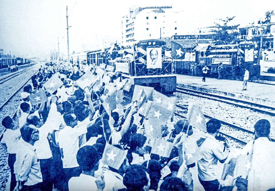 Người dân chào đón chuyến tàu Thống Nhất đầu tiên từ TP. Hồ Chí Minh ra Hà Nội ngày 4/1/1977. Ảnh tư liệu: BGT.