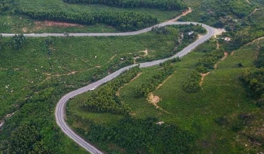 Quốc lộ 1 đoạn đèo Cù Mông, Bình Định – Phú Yên. Ảnh: MeeyMap