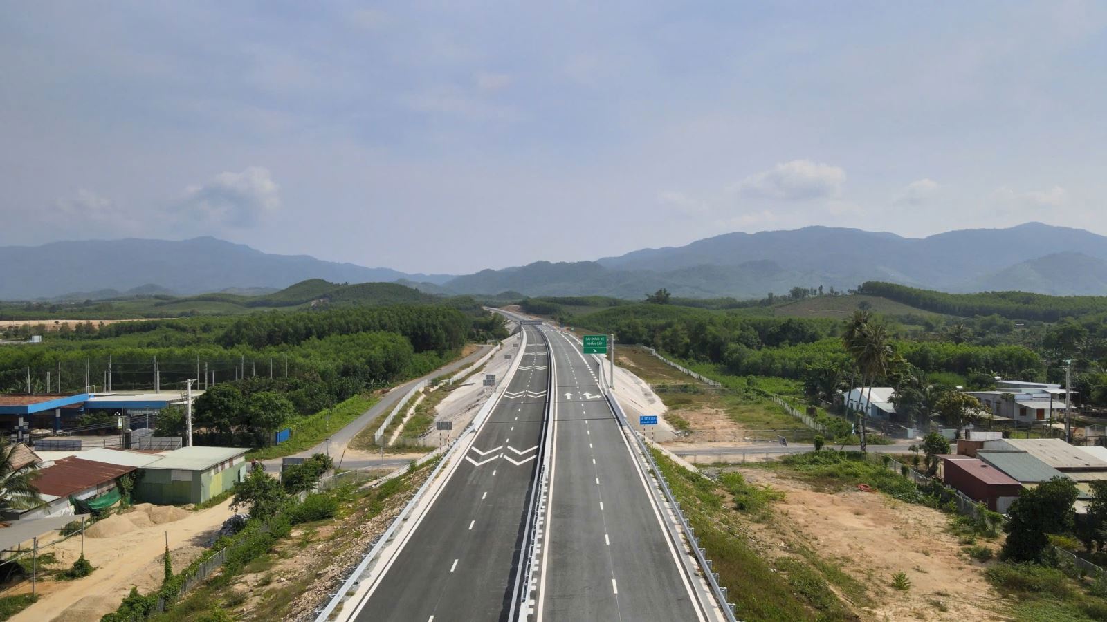 Cao tốc Vân Phong - Nha Trang (Dự án Xây dựng công trình đường bộ cao tốc Bắc Nam phía Đông giai đoạn II) thông xe 70/83 km ngày 19/4/2025. Ảnh: Tiến Hiếu.