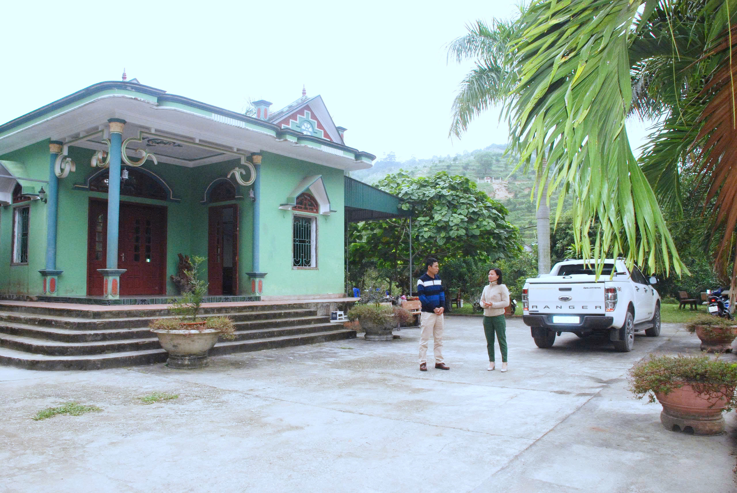 Cơ ngơi nh&agrave; &nbsp;anh Trần Văn Hậu sau nhiều năm gắn b&oacute; với nghề trồng cam.