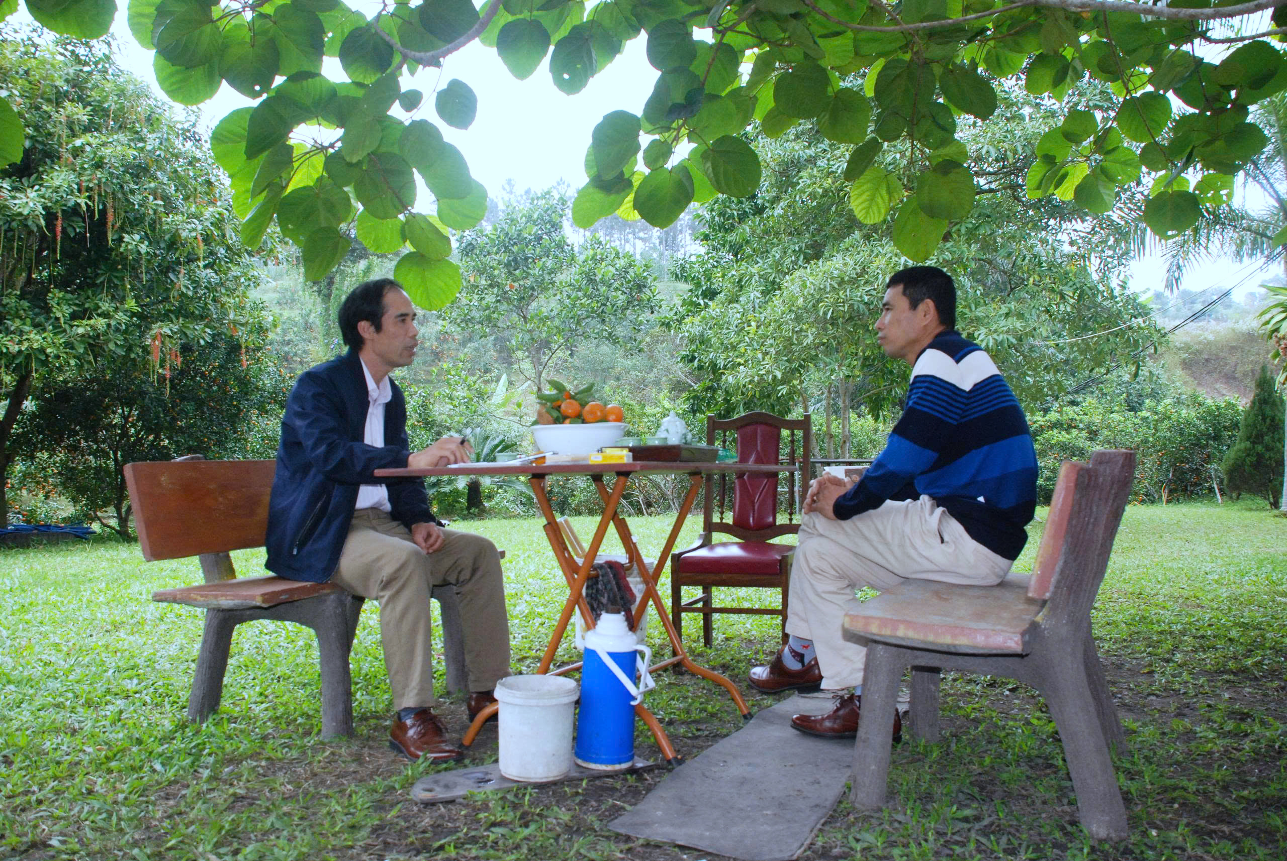 Anh Trần Văn Hậu đang chia sẻ với t&aacute;c giả về h&agrave;nh tr&igrave;nh đến với nghề trồng Cam