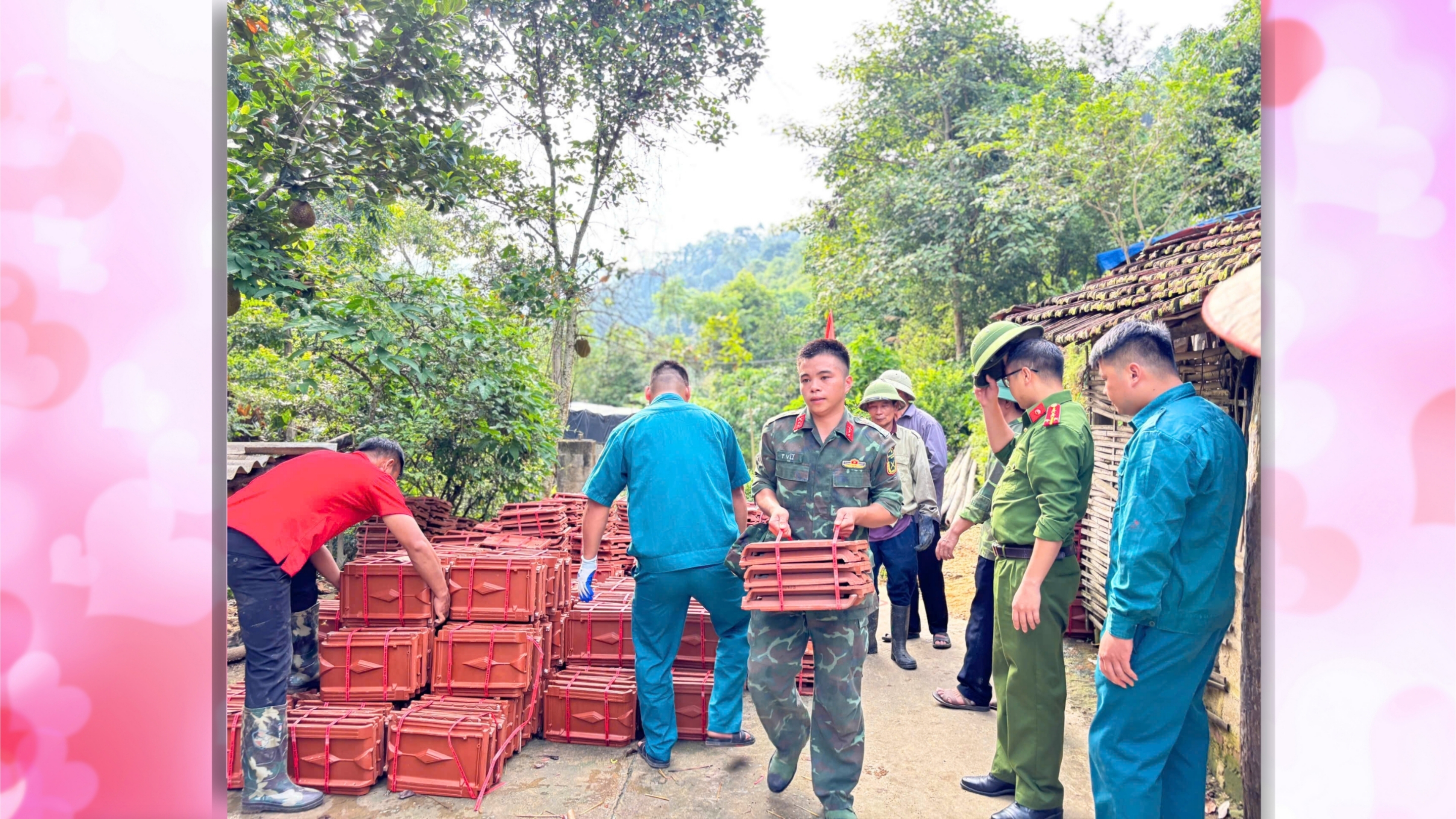 Chương tr&igrave;nh x&oacute;a nh&agrave; tạm, nh&agrave; dột n&aacute;t huy động được sức người, sức của của to&agrave;n x&atilde; hội c&ugrave;ng tham gia.