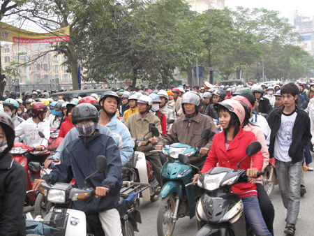 Thu phí đường bộ với xe máy: Trông chờ ý thức người dân