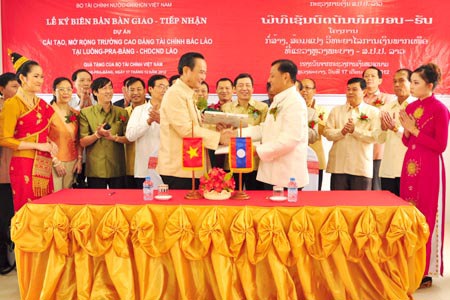 Thứ trưởng Nguyễn Hữu Chí thăm và làm việc tại CHDCND Lào