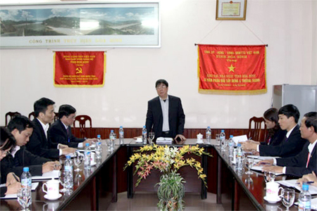 Tổng Giám đốc KBNN Nguyễn Hồng Hà đến thăm và động viên khóa sổ quyết toán tại các KBNN thuộc tỉnh Hòa Bình