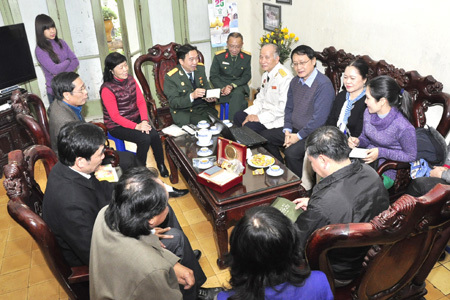 Hội cựu chiến binh cơ quan Bộ Tài chính đến thăm và tri ân gia đình liệt sỹ