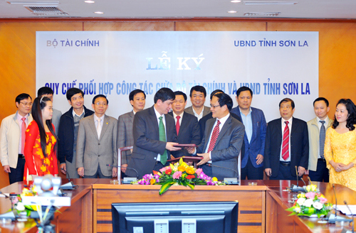 Bộ Tài chính và UBND tỉnh Sơn La ký Quy chế phối hợp công tác 