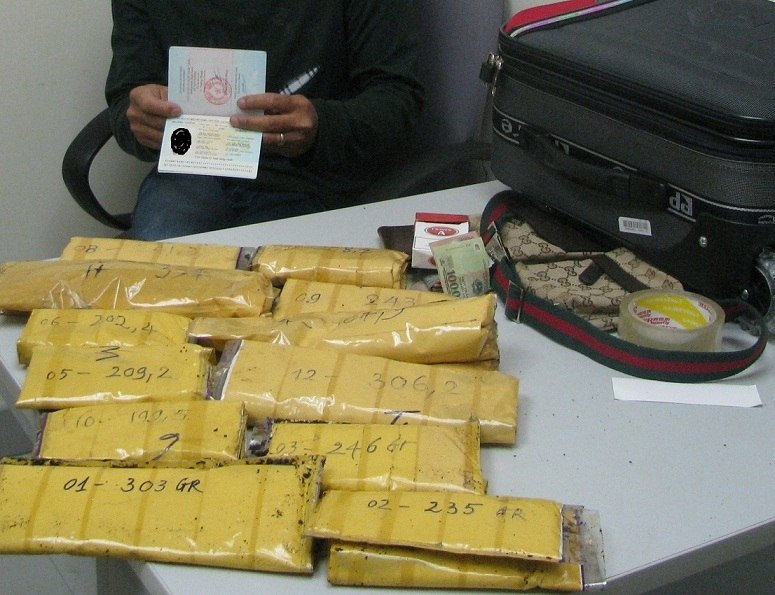 Hải quan sân bay Tân Sơn Nhất bắt đối tượng vận chuyển hơn 3kg chế phẩm heroin