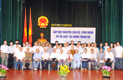 Bộ Tài chính tổ chức gặp mặt Đoàn cán bộ, công nhân Sở Ấn loát Tài chính Trung Bộ 