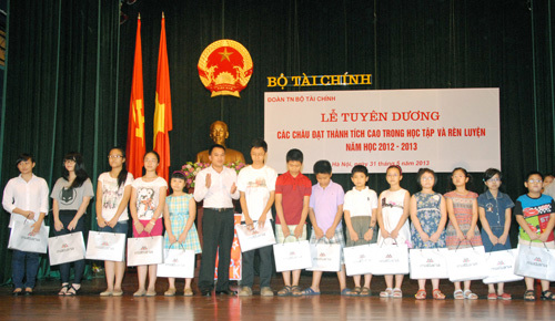 Lễ Tuyên dương học sinh giỏi, học sinh xuất sắc năm học 2012-2013 