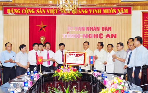 Thứ trưởng Bộ Tài chính CHDCND Lào thăm và làm việc với tỉnh Nghệ An