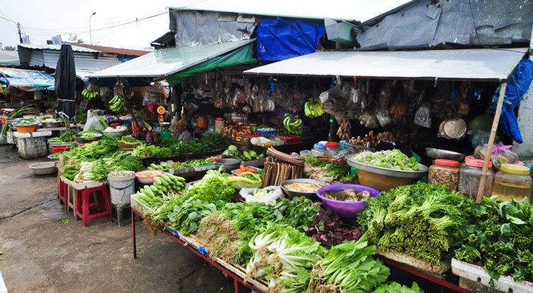 Nghịch lý chợ dân sinh