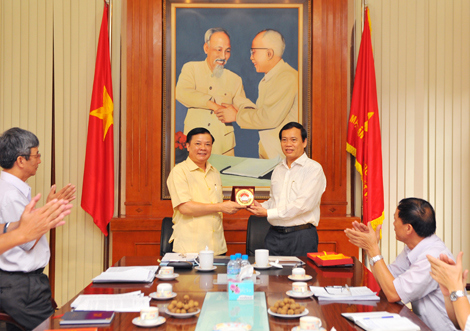 Bộ trưởng Đinh Tiến Dũng làm việc với Ban Thường trực Ủy ban Trung ương Mặt trận Tổ quốc Việt Nam