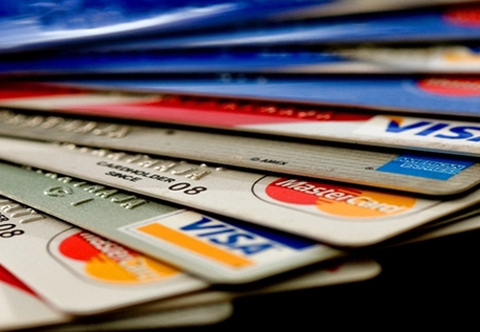 Thẻ tín dụng tưởng được miễn phí hóa ra mắc nợ