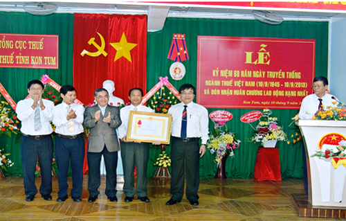 Cục Thuế Kon Tum đón nhận huân chương lao động hạng nhất