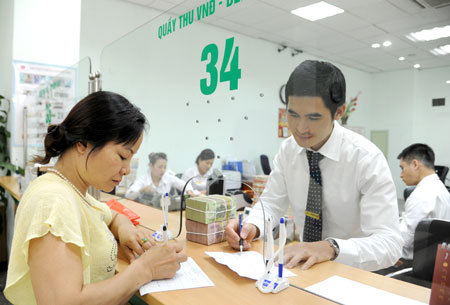 Đua hạ lãi suất, doanh nghiệp chớ vội mừng