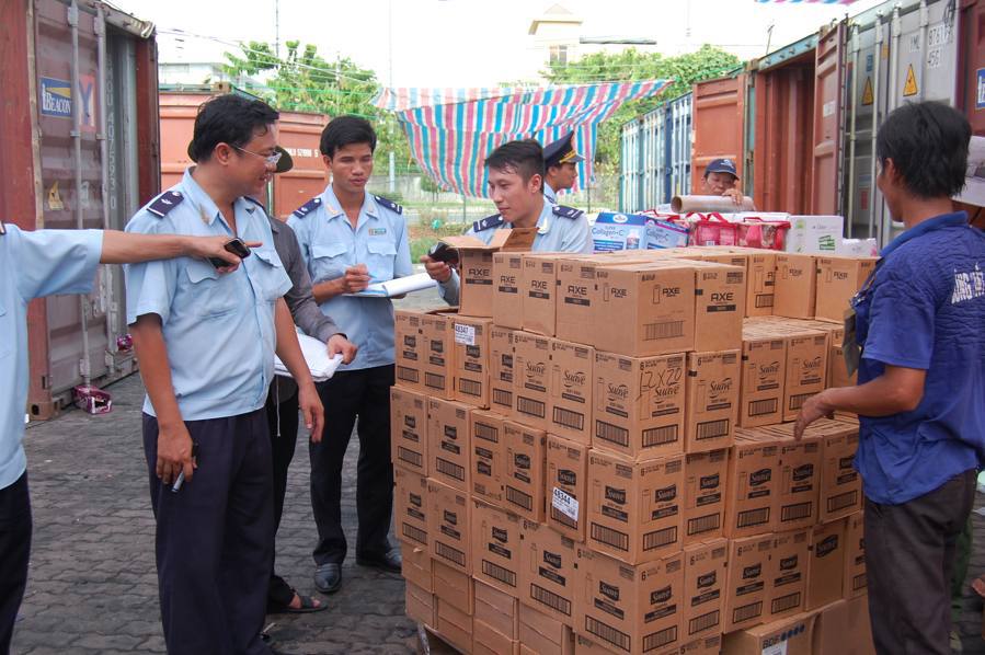 Gần 550 mục hàng trong 14 container vắng chủ