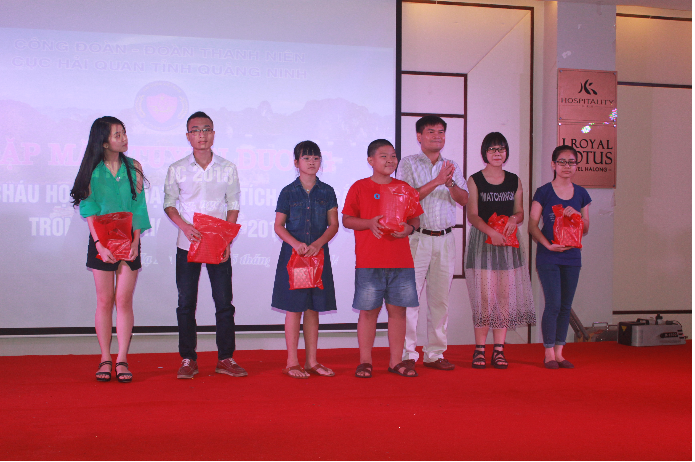 Cục Hải quan Quảng Ninh gặp mặt, trao quà cho các cháu học sinh có thành tích xuất sắc.