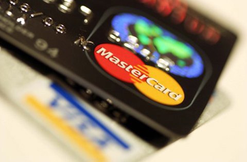 Ngân hàng cho vay lãi "cắt cổ" qua thẻ tín dụng
