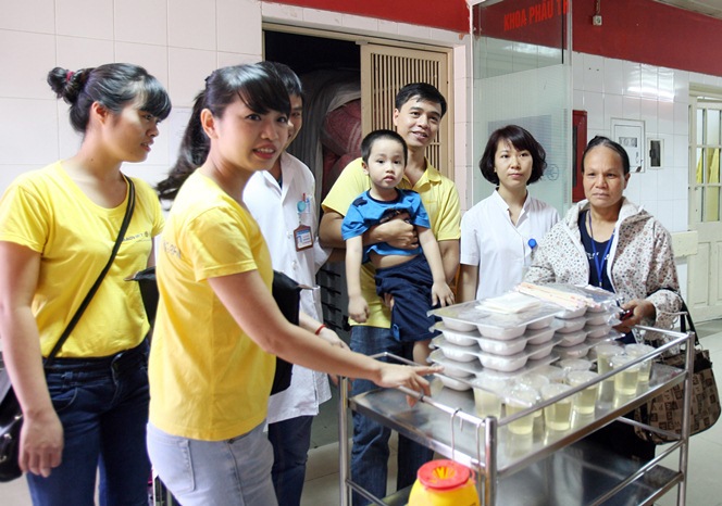 Chứng khoán Bảo Việt mang “Suất cơm từ thiện” đến với bệnh nhân nghèo 