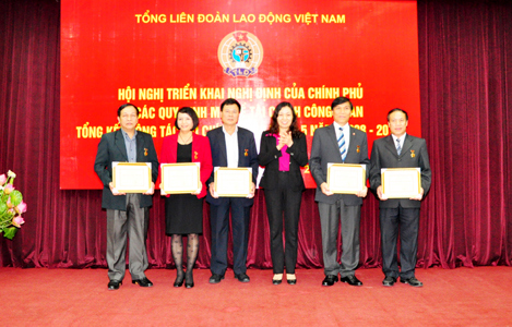 Trao tặng Kỷ niệm chương và Bằng khen của Bộ Tài chính cho một số đồng chí Tổng Liên đoàn Lao động Việt Nam 