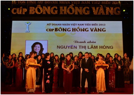 Phó Tổng Giám đốc Tổng Công ty Bảo Việt Nhân thọ nhận giải Nữ Doanh nhân Việt Nam tiêu biểu 2013 