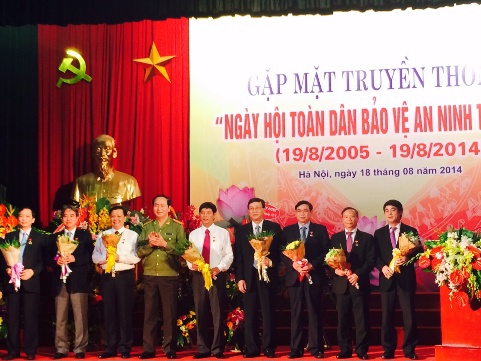 Bộ trưởng Bộ Tài chính nhận Kỷ niệm chương Bảo vệ An ninh Tổ quốc