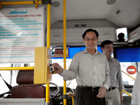  Từ 6/10, Hà Nội sẽ thí điểm dùng vé tháng điện tử xe buýt