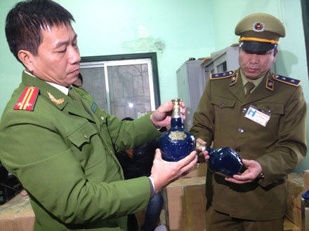 Bắt giữ hàng trăm chai rượu ngoại nhập lậu tại ga Hà Nội