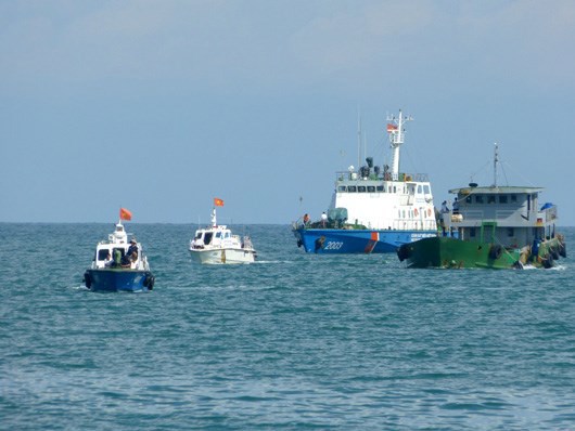 Bắt tàu bơm chuyển dầu trái phép trên biển với số lượng lớn