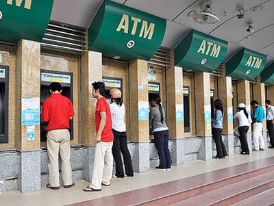 Thu phí ATM có song hành cùng chất lượng dịch vụ?