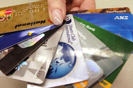 Phát hành thẻ tín dụng ồ ạt, nguy cơ của nợ xấu! 