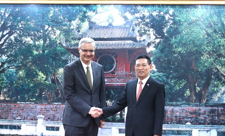 Bộ trưởng Bộ Tài chính Hồ Đức Phớc và ông Nicolas Warnery - Đại sứ Pháp tại Việt Nam.