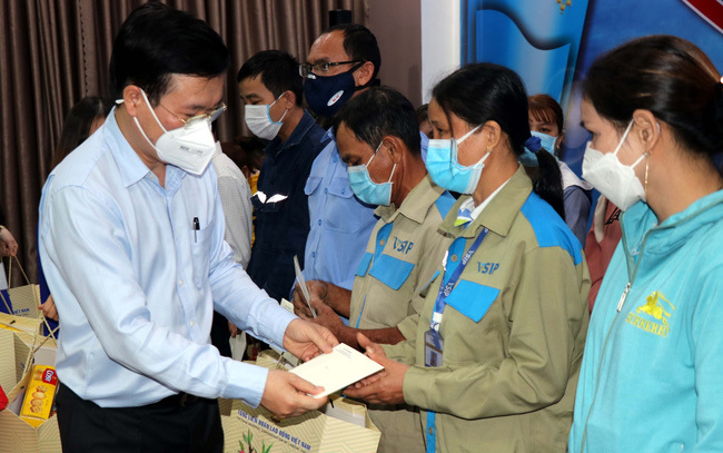 Đồng chí Võ Văn Thưởng, Ủy viên Bộ chính trị, Bí thư Trung ương Đảng, Trưởng ban Tuyên giáo Trung ương trao quà Tết cho công nhân lao động khó khăn tỉnh Quảng Ngãi nhân dịp Tết Nhâm Dần.
