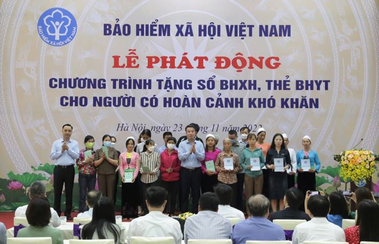 Tổng Giám đốc BHXH Việt Nam Nguyễn Thế Mạnh và Phó Chủ tịch chuyên trách Hội đồng quản lý BHXH Nguyễn Văn Cường trao tặng sổ BHXH và thẻ BHYT cho người dân có hoàn cảnh khó khăn tại điểm cầu BHXH Việt Nam.