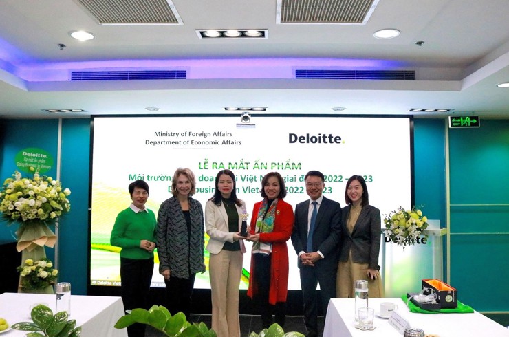 Đại diện Deloitte và Bộ Ngoại giao tại Lễ công bố.