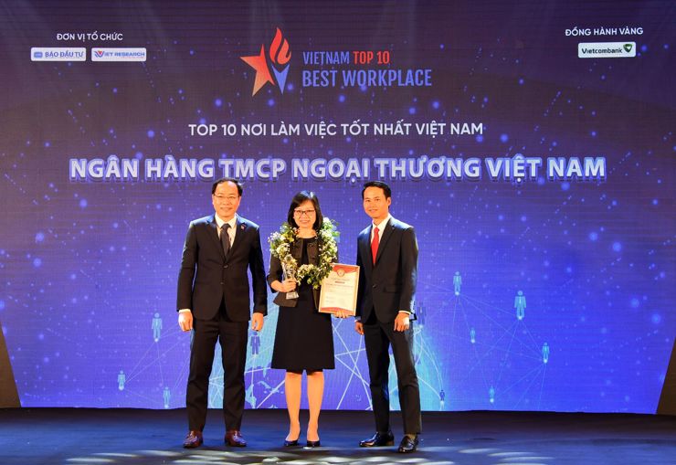 Bà Tô Thị Phương Dung - Trưởng phòng Chính sách và kế hoạch nhân sự Vietcombank nhận  biểu trưng và chứng nhận Top 10 nơi làm việc tốt nhất Việt Nam