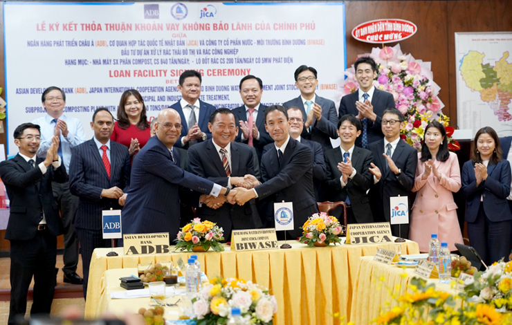 Ông Nguyễn Văn Thiền, Chủ tịch Hội đồng quản trị Biwase (giữa) và đại diện lãnh đạo ABD, JICA.