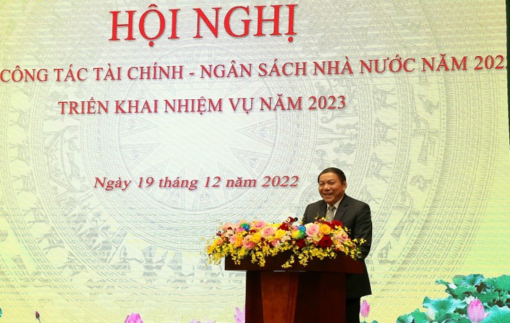 Bộ trưởng Bộ Văn ho&aacute;, Thể thao v&agrave; Du lịch Nguyễn Văn H&ugrave;ng chia vui với kết quả m&agrave; ng&agrave;nh T&agrave;i ch&iacute;nh đạt được trong năm 2022.