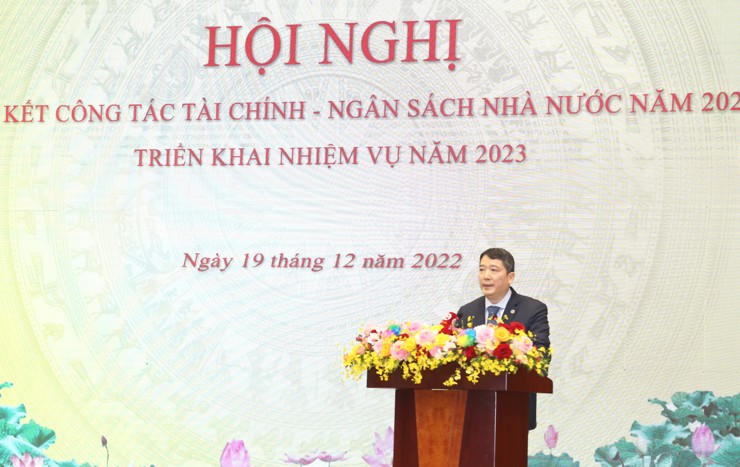 Thứ trưởng Bộ T&agrave;i ch&iacute;nh Cao Anh Tuấn giới thiệu c&aacute;c đại biểu tham dự hội nghị.