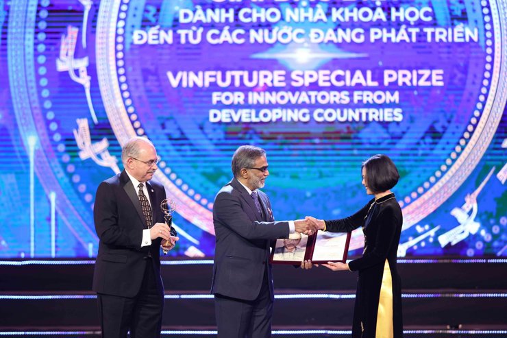 Giải Đặc biệt VinFuture 2022 dành cho Nhà khoa học đến từ các nước đang phát triển đã vinh danh Giáo sư Thalappil Pradeep (Ấn Độ) với hệ thống lọc nước nhiễm asen và kim loại nặng chi phí thấp. Ảnh: VIC