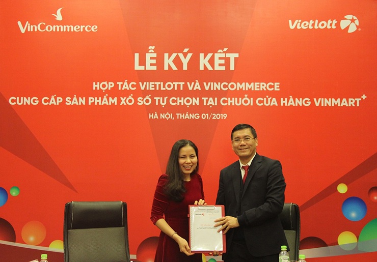 Ông Nguyễn Thanh Đạm - Tổng Giám đốc Công ty Vietlott và bà Nguyễn Thị Hồng - Phó Tổng Giám đốc Vincommerce (phụ trách Vinmart+) trao Hợp đồng. Ảnh Vietlott