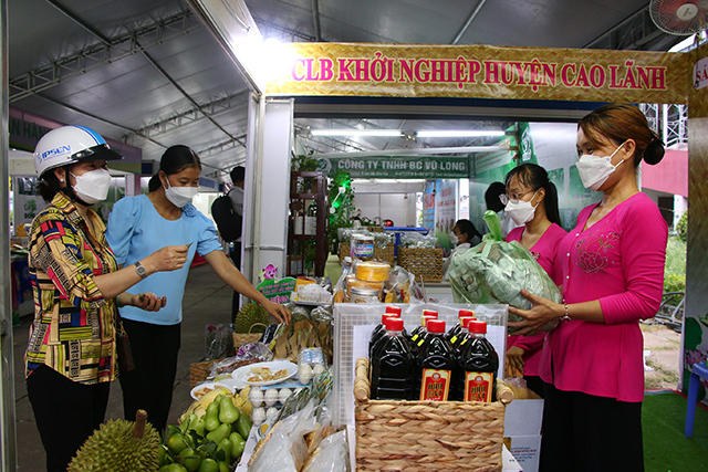Đông đảo người dân tham quan, mua sắm tại Diễn đàn Kết nối sản phẩm OCOP vùng đồng bằng sông Cửu Long. Ảnh: Khánh Phan