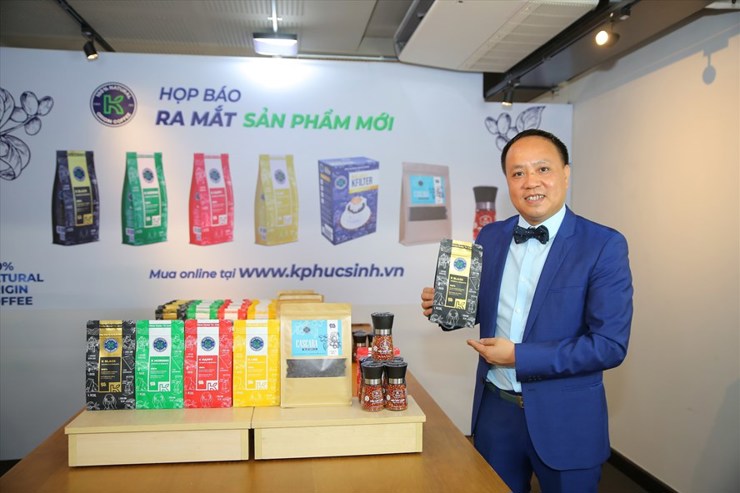 Ông Phan Minh Thông, Chủ tịch HĐQT Phúc Sinh Group, hướng dẫn cách pha trà Cascara. Ảnh: Phúc Sinh