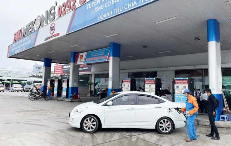 Hoạt động tại một cửa hàng kinh doanh xăng dầu trên địa bàn TP. Cần Thơ. Ảnh: Khánh Trung