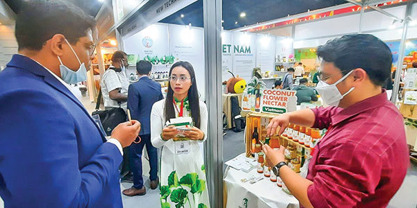Doanh nghiệp Việt giới thiệu hàng hóa, sản phẩm… với khách hàng quốc tế tại Hội chợ Thaifex được tổ chức tại Thái Lan năm 2022. Ảnh: CTV
