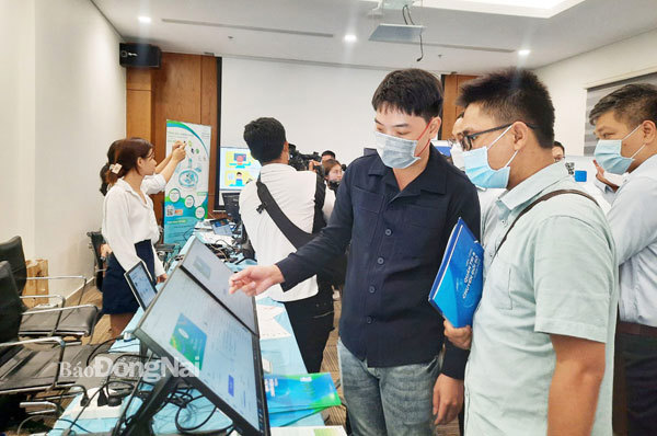 Các doanh nghiệp tìm hiểu công nghệ số để áp dụng vào quản trị sản xuất, kinh doanh. Ảnh: Văn Gia