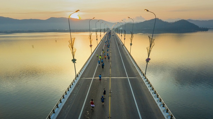 Cơ sở giao thông hoàn thiện tạo đà cho du lịch biển tại Quy Nhơn cất cánh. Ảnh: HTN
